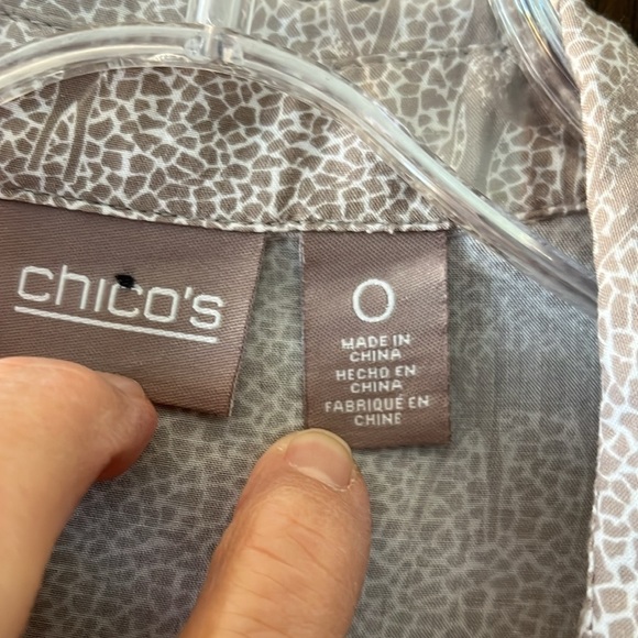 Chico long sleeved tan and white patterned with giraffes top. Size Chico 0. - Picture 2 of 7